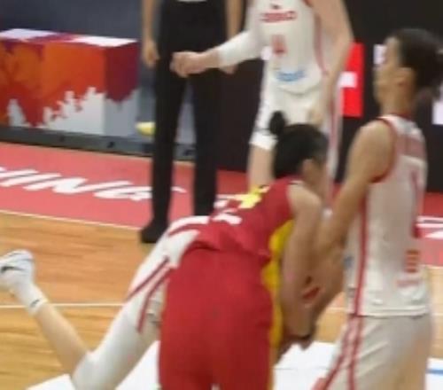 強(qiáng)勢回應(yīng)！李月汝籃板被對(duì)手生拉硬拽爭球隨后命中弧頂三分球