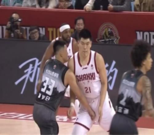 當場就報曾繁日無球情況下拳擊劉傳興下體被判奪權(quán)直接驅(qū)逐