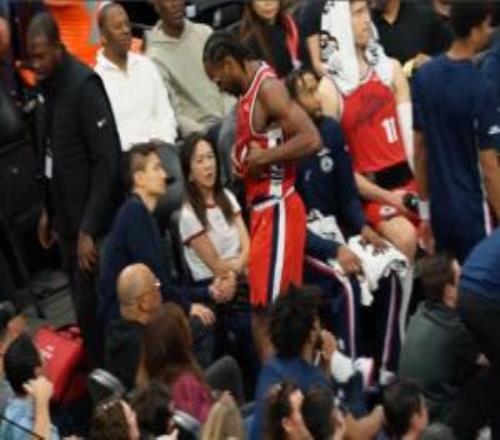 不像腳踝！小卡表情痛苦捂著自己的腰腹部離場并高舉雙手進行伸展