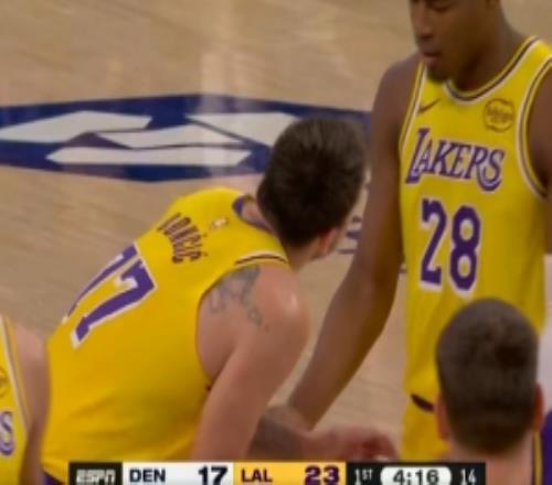 被打到要害！東契奇抱怨八村：你打到我小弟弟了！