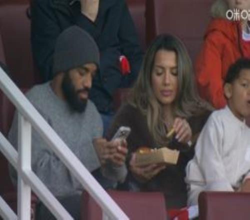 槍迷們想念嗎拉卡澤特攜妻兒出現(xiàn)在阿森納vs埃弗頓現(xiàn)場看臺上