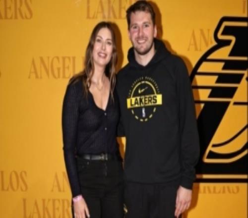 跨界联动！网坛名宿莎拉波娃和东契奇合影留念