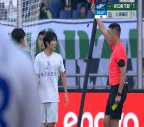 因假摔两黄被罚下!跟队:杨皓宇红牌太冤枉,主裁判罚极为双标