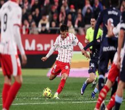 終于開胡！20歲埃切維里靈性倒鉤助攻，替補(bǔ)傳射助赫羅納大勝畢巴