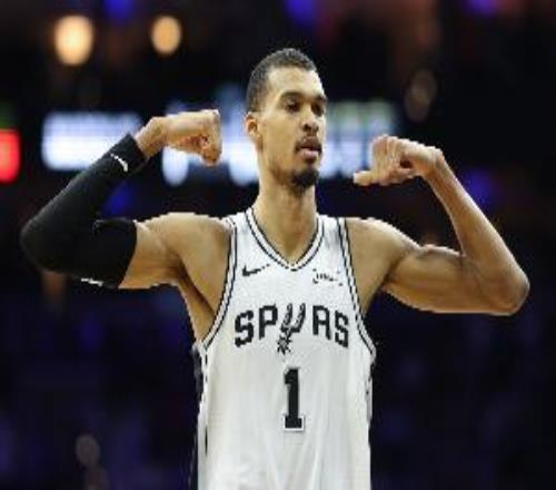 满血复活！文班亚马复出攻防一体24中13怒砍32分12板8助2断3帽！