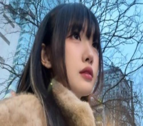 百变少女LPL女主持周敢敢晒照：我已回归长发敢形态