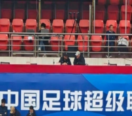 博主：國足主帥邵佳一現身鄭州航體，觀戰河南vs云南玉昆