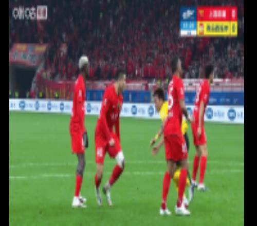 吾米提江撞倒宋浩宇，VAR介入检查红牌，最终认定非红牌