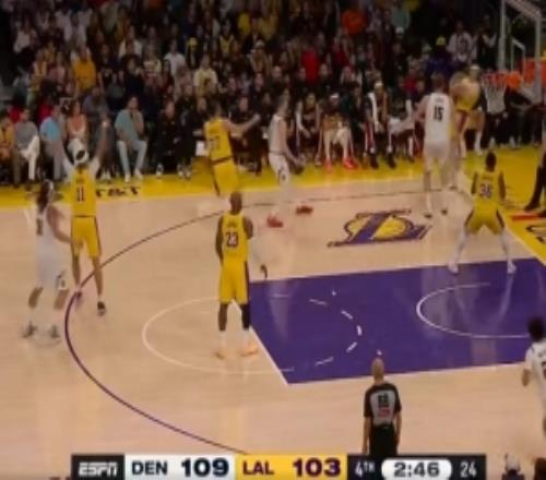 拼命三郎！里夫斯奮力撲搶完成搶斷及時(shí)叫停保住球權(quán)