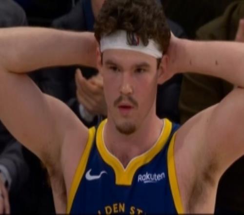 抱頭懊惱！最后一攻桑托斯甩傳波斯特但后者脫手失誤...