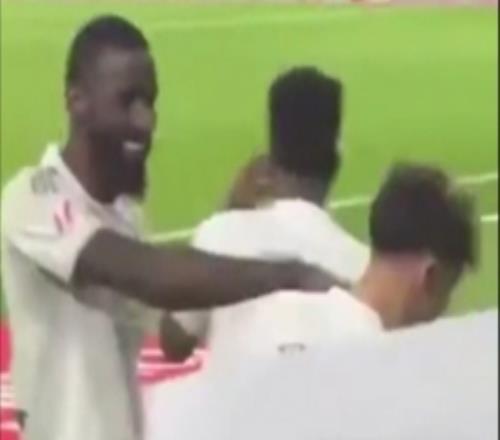 阿斯報(bào)曬視頻，發(fā)現(xiàn)呂迪格在慶祝居萊爾進(jìn)球時(shí)打了小將皮塔奇一下