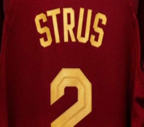 将迎来赛季首秀！骑士晒出斯特鲁斯球衣照：重回球场！
