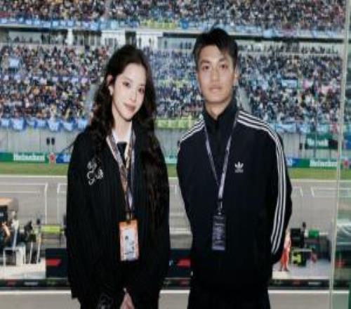 蒯紀(jì)聞現(xiàn)場(chǎng)觀戰(zhàn)F1，與歐陽(yáng)娜娜合照