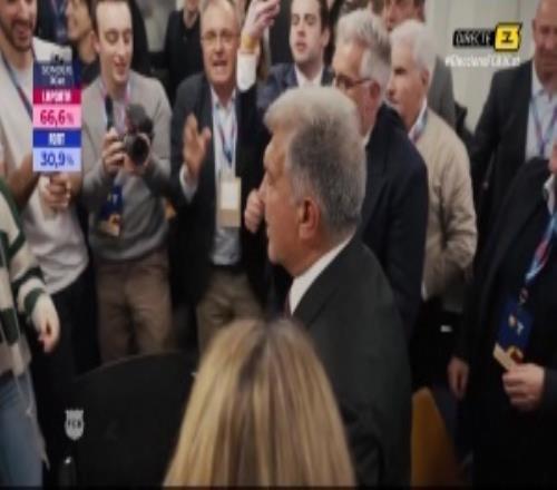 接著奏樂接著舞！拉波爾塔與工作人員興奮舞蹈，開香檳慶祝