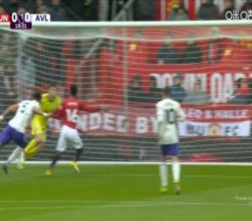 阿瑪?shù)陆麉^(qū)倒地，投訴對方拉拽球衣，裁判沒有給點(diǎn)球