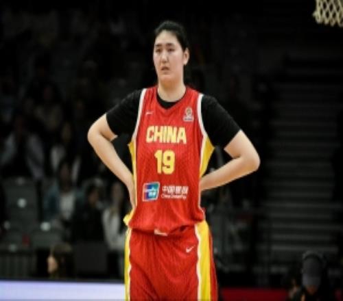 重點(diǎn)培養(yǎng)！宮魯鳴指導(dǎo)與兩名教練一同指導(dǎo)張子宇進(jìn)行訓(xùn)練