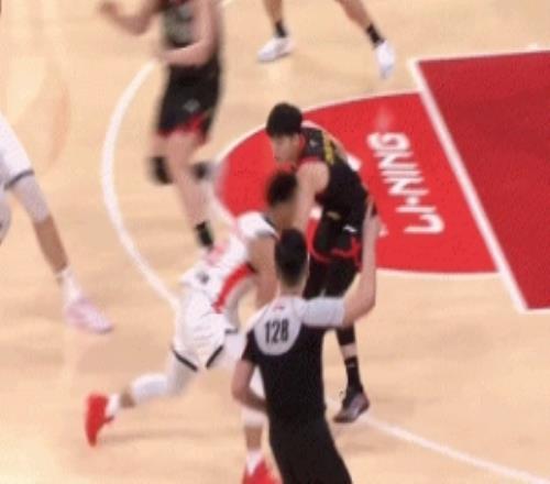高難度反超！威金頓高難度上籃打板命中幫助廣州剩7秒時反超1分