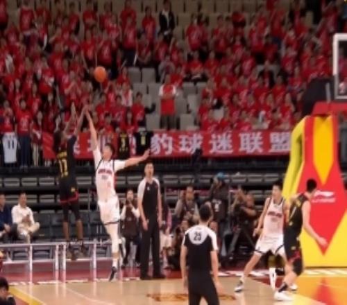 犯錯了??！史密斯剩3秒時干拔三分李祥波打手犯規(guī)送三罰機會