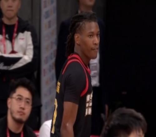 连拿关键分！史密斯19中10砍36分最后3秒造三分犯规&罚球准绝杀