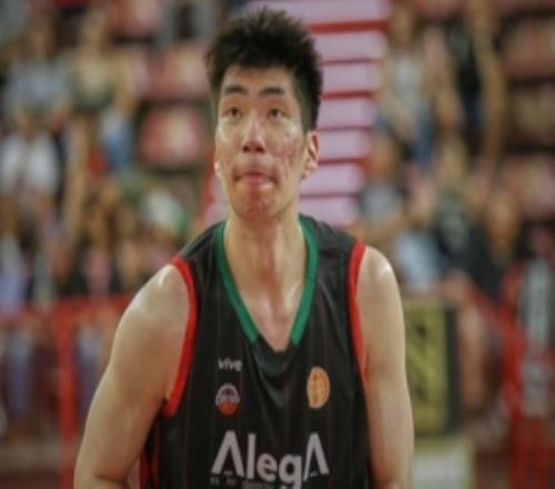 西乙常规赛余嘉豪5投1中&罚球7中6得到8分8板1助1断