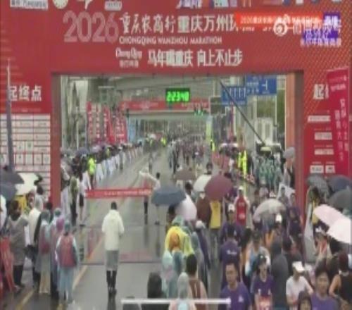 大烏龍！重慶馬拉松冠軍沖線時被工作人員攔截，隨后讓其重新沖線