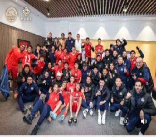 成功归零，何超晒更衣室庆祝照：最想要的胜利得到了，硬伤不严重