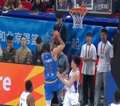 太轻松了！麦基弧顶顺下接球双手小折叠暴扣