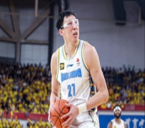 媒体人：周琦的天赋和能力毋庸赘言但坚决篮下强吃本赛季真少见