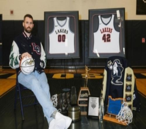 母校傳奇！樂福高中母校為其退役了00號和42號兩個球衣號碼！