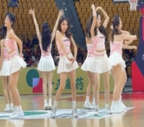 炫舞小狮妹来咯！媒体人分享广州男篮主场啦啦队的舞蹈表演视频