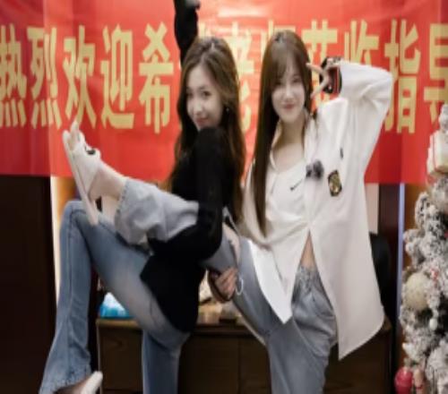 力挺小钰昨日小钰更新出门聚餐照片希然今日接力：没事有朋友美食和小猫捏