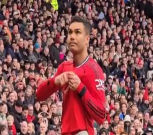 雙向奔赴！卡塞米羅慶祝時頻頻指向隊徽，賽后球迷高唱再留一年！