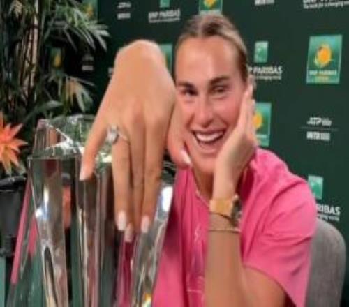 雙喜！被求婚+奪冠，薩巴倫卡把手搭在冠軍獎(jiǎng)杯上再秀鉆戒