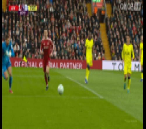 有爭議！維卡里奧底線救球時(shí)將球抱出線外，但裁判沒有吹罰出界