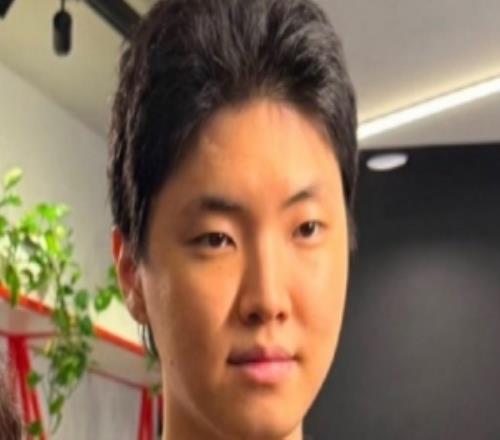 LCK主持志宣晒出Chovy最新发型：我注意到他的头发忍不住笑了