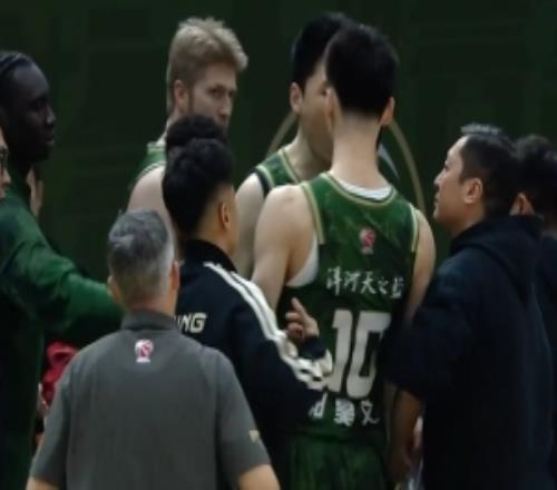 差点动手！赵柏清与郭昊文暂停时发生冲突双双被换下&分坐两端