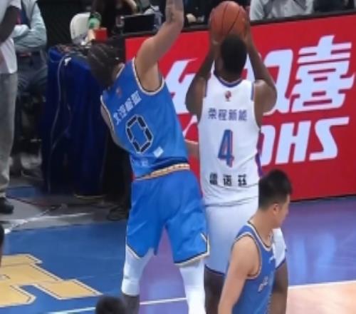 攻防一体！麦基造进攻犯规很开心&不看人助攻翟晓川