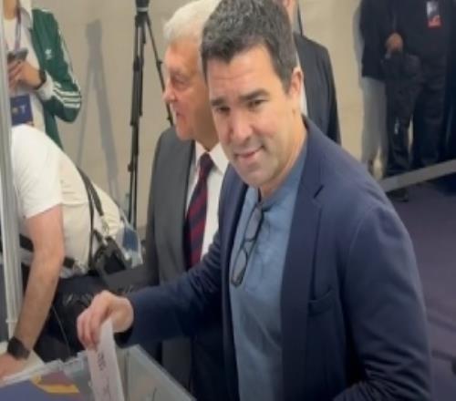 參與巴薩主席投票！德科：不介入拉波爾塔的爭(zhēng)議梅西歷史最偉大