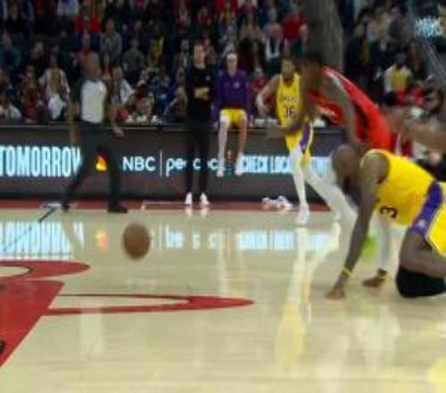 難受東契奇丟球老詹剎車沒剎住倒地了火箭笑納快攻扣籃