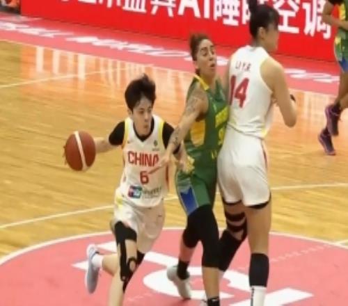 高质量掩护！李月汝反击1挡2助杨舒予上篮得手