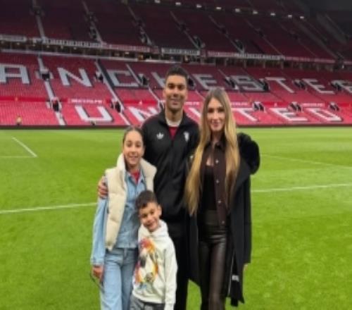 卡塞米罗晒家人在老特拉福德合影：享受每个时刻