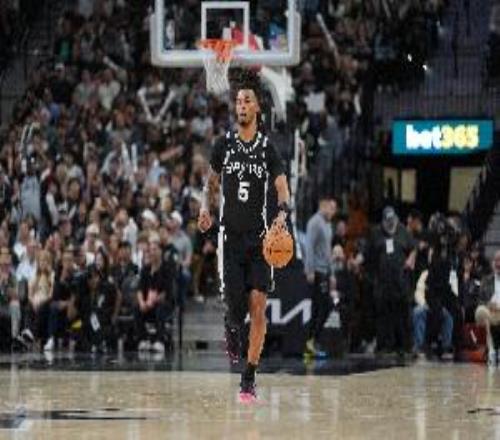 全面型控衛(wèi)！卡斯?fàn)柊雸龈鞣N攻筐10中5砍下12分4前場板5助