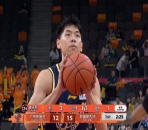 100抹平分差！崔永熙撤步三分造冯傲犯规三罚新疆首节已经10犯