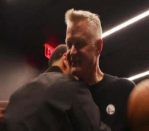 教練生涯600勝！庫里在更衣室擊地助攻給科爾送上比賽用球