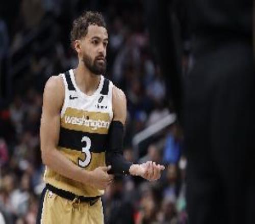 奇才官方：特雷楊因右腿四頭肌挫傷本場提前退賽&不會回歸