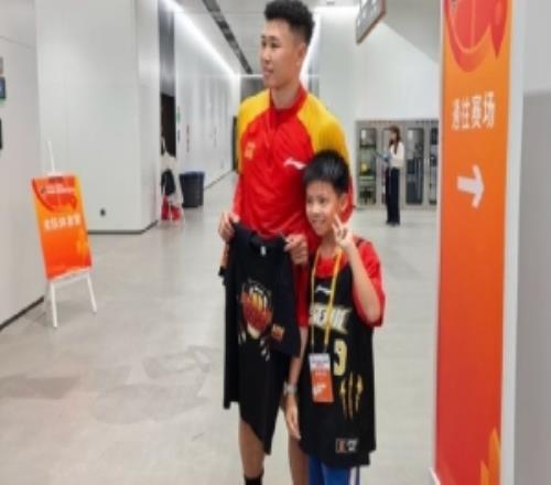 上一場(chǎng)哭的小男孩，這一場(chǎng)笑起來了