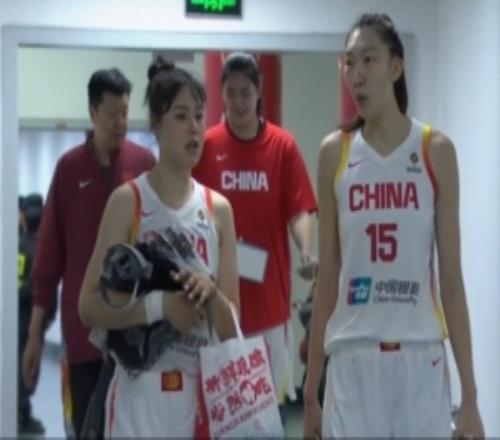 女籃三大中鋒！李月汝和韓旭交流不斷王治郅給張子宇面授機(jī)宜