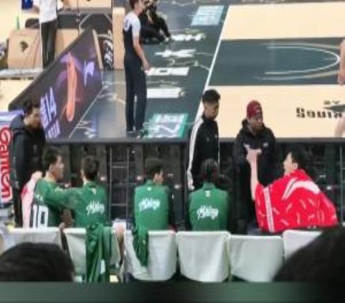 罵得真臟郭昊文和趙柏清在替補(bǔ)席分坐兩端互相指著對(duì)方鼻子罵