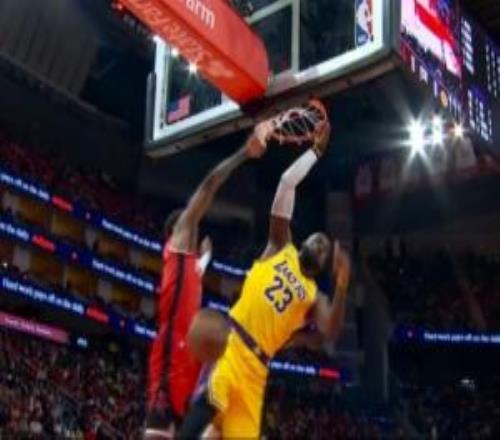 小里長傳詹姆斯快攻接球雙手炸扣隨后怒瞪小賈巴里！