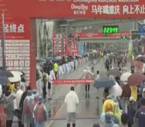 誤攔冠軍沖線！組委會(huì)稱涉事裁判眼鏡被雨水遮擋，視線受阻致誤判